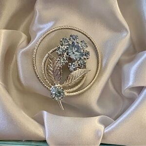 Daisy Vintage-Inspired Silver and Blue Floral Brooch